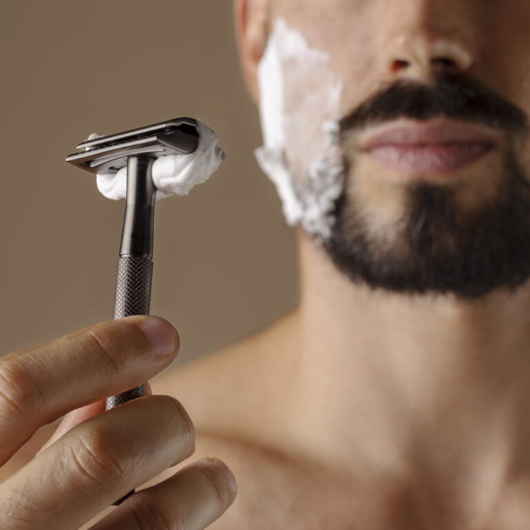 Hombre con maquinilla de afeitar.